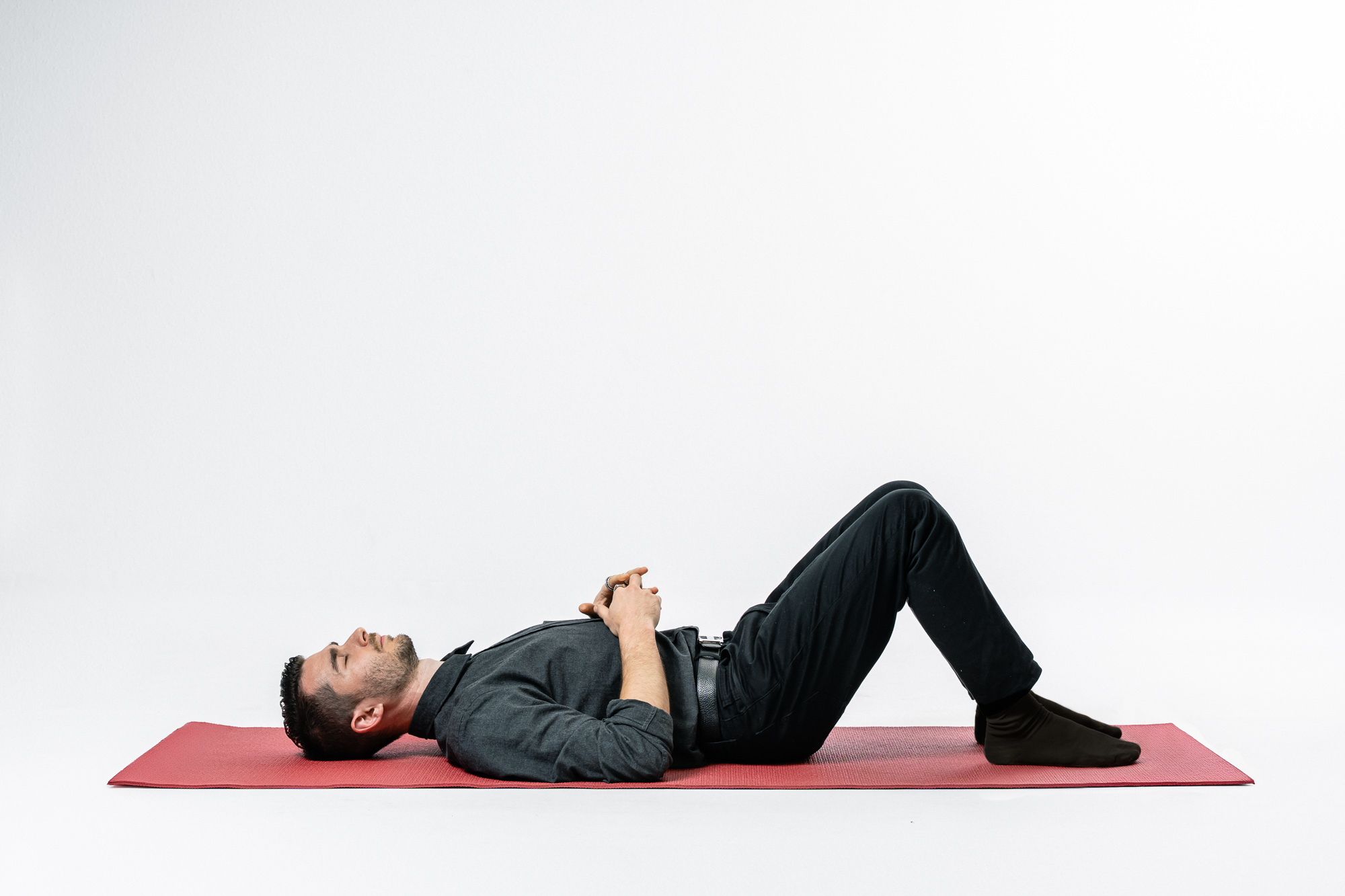 Vincenzo Rocco fürt im liegen eine Atem-Übung aus