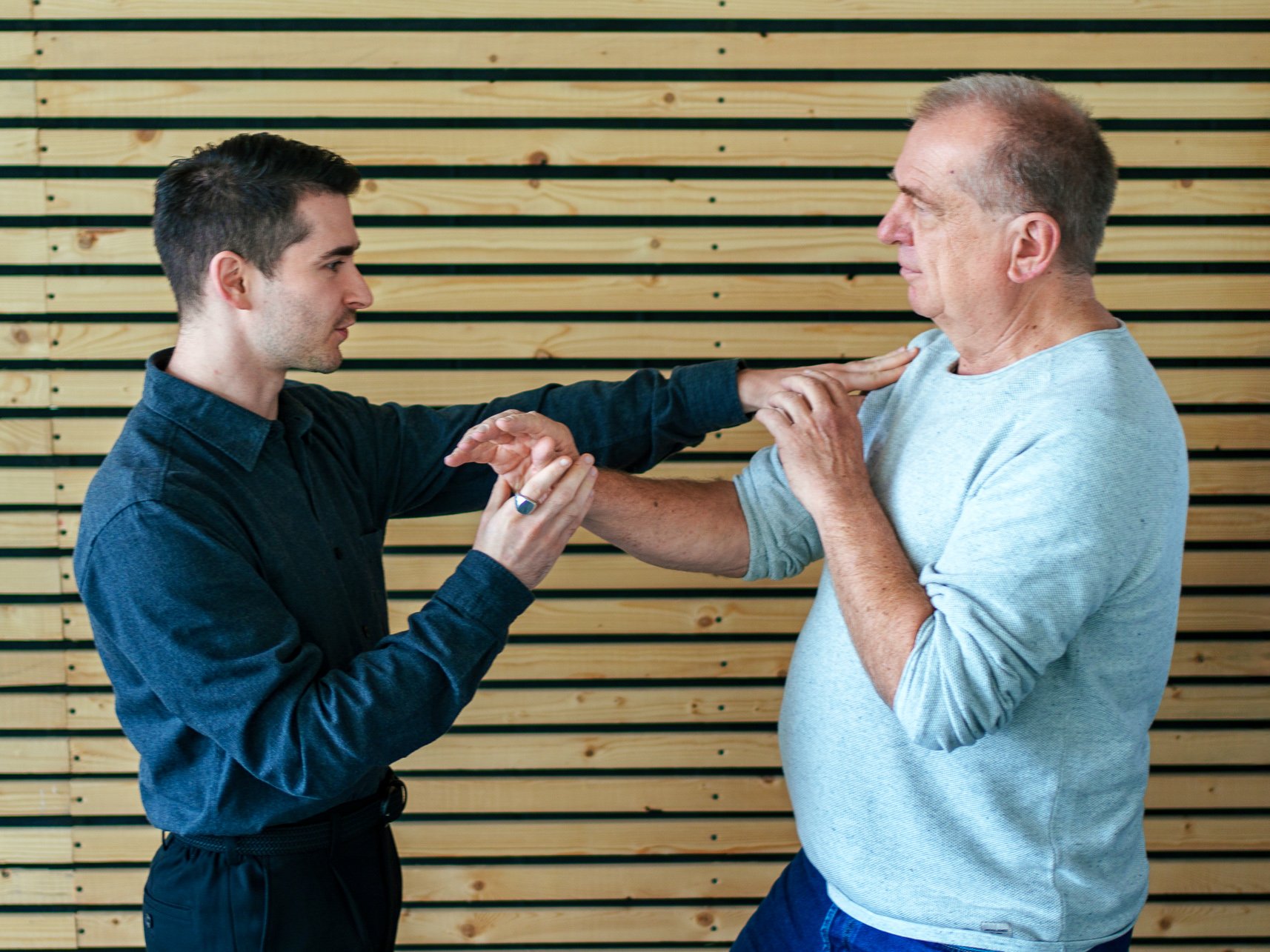 Vincenzo Rocco korrigiert die Selbstverteidigsposition einen älteren Herren