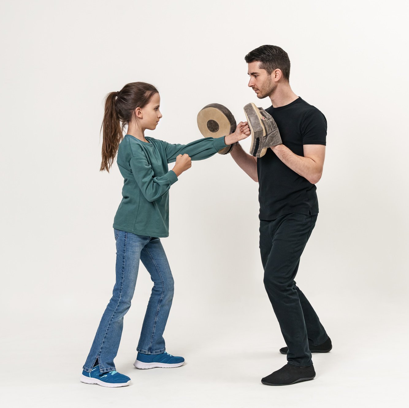  Vincenzo Rocco hält 2 pratzen für ein Kind das Schlagübungen ausführt