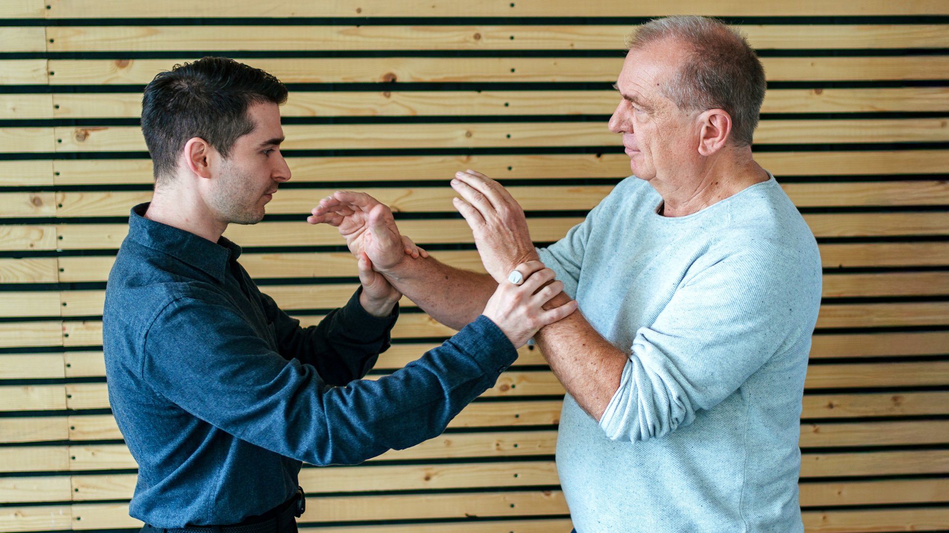 Vincenzo Rocco erklärt einem älteren Herren eine selbstverteidigungsübung