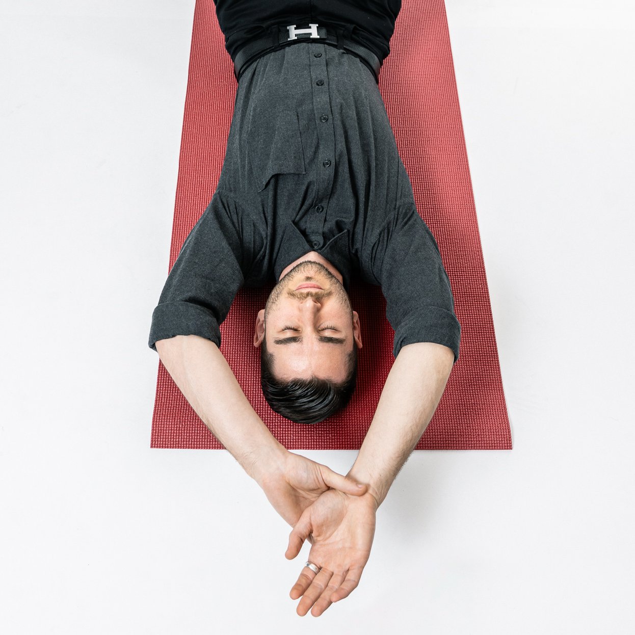 Vincenzo Rocco führt im liegen mit ausgestreckten Armen eine Atem-Übung aus